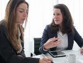 3 خطوات للتعامل مع الشخص العنيد.. عشان النقاش ما يتقلبش خناق