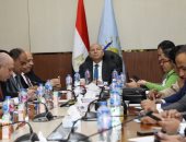 محافظ القاهرة يترأس اجتماع غرفة العمليات لمتابعة اليوم الثانى للانتخابات