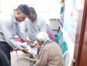 درس فى الإرادة.. ناخب يتحدى السن ليشارك بانتخابات النواب"فيديو وصور"