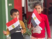 كرنفال احتفالى.. الأطفال يشاركون عائلاتهم فى انتخابات النواب 