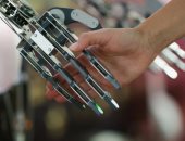 روبوت ينقل مشاعر الخوف إلى البشر عبر اللمس