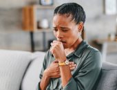 إتيكيت السعال أمام الآخرين.. حافظ على صحة غيرك وتجنب الإحراج