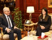 وزيرة التخطيط والنائب العام يشهدان تسليم 17 مركزا تكنولوجيا متنقلا للنيابة 