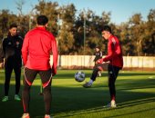 زيزو برفقة أطفال مغاربة يستعرضون مهاراتهم فى مران الأهلى.. فيديو