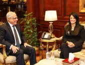 وزيرة التخطيط والنائب العام يشهدان تسليم 17 مركزا تكنولوجيا متنقلا للنيابة العامة