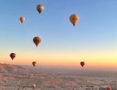 سماء الأقصر تشهد تحليق رحلات البالون بعد إلغاء أمس لسوء الطقس.. صور
