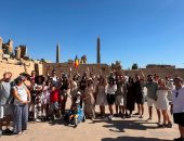 سياح العالم يستمتعون بين المعالم الأثرية بالأقصر مع نسمات الصباح الشتوية.. صور