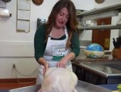 سفيرة أمريكا بالقاهرة توجه رسالة للمصريين من مطبخها فى عيد الشكر.. فيديو