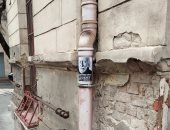 الفائز بجائزة نوبل لازلو كراسناهوركاى يظهر على مواسير المياه بالمجر