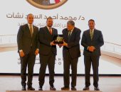 هيئة الرعاية الصحية تمنح رئيس قطاع إقليم الصعيد جائزة التميز الإدارى 