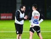 أحمد حسن: محمد شريف مستمر في معسكر المنتخب ولا صحة لاستبعاده