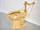 تعرف على مشتري مرحاض كاتيلان الذهبى فى مزاد علنى بـ 12.1 مليون دولار