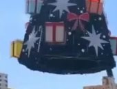 شجرة كريسماس عملاقة تسحق رجلا أثناء تركيبها فى البرازيل.. فيديو وصور 