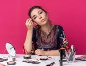 6 أخطاء فى المكياج هتخلى شكلك أكبر بسنين.. الكونسيلر الفاتح أسوأها