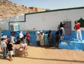 العلاج بالرسم ومخالطة الطبيعة طريق الاستشفاء فى رحلة «معتزل السعادة» على أرض النوبة.. سائحون يخلطون ألوان الفرح على جدران جزيرة هيسا النوبية.. الزائرون ينزلون لـ«بلاد الدهب» ويشاركون عادات وتقاليد أهل المكان