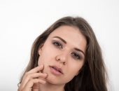 5 طرق طبيعية لإزالة شعر الوجه وتقليل نموه.. منها وصفة الكركم 