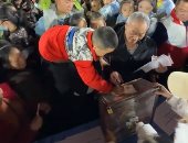 آلاف المواطنين فى الصين يجمعون تبرعات للمتضررين من حريق هونج كونج.. فيديو