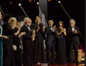 يسرا تقدم تكريم حسين فهمى بحفل انطلاق مهرجان مراكش بحضور نجوم العالم