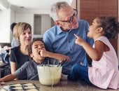 أعز الولد.. إزاى نوازن بين دلع الأجداد للأحفاد وحدود الأب والأم؟