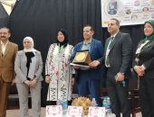 كلية التربية النوعية بجامعة الزقازيق تُكرّم الدكتور محمد ثروت.. فيديو وصور