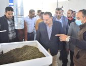 محافظ أسيوط يتفقد وحدة تجهيز النباتات العطرية والطبية بأبنوب 