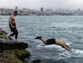 365 يوما سباحة.. الغوص فى المياه الباردة روتين يومى لــ200 شخص على مدار العام