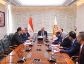 وزير العمل يبحث مع التأمينات آليات توسيع مظلة الحماية للعمالة غير المنتظمة 