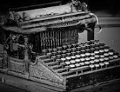 الآلة الكاتبة.. اختراع غير شكل الكتابة ومهد لعصر الكمبيوتر