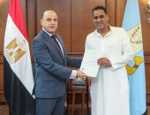 محافظ كفر الشيخ يُسلّم 14 عقد تقنين أراضي أملاك دولة للمستفيدين 