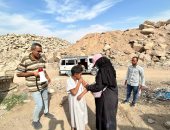 تطعيم 509220 طفل ضد الحصبة بنسبة 90% فى أسوان.. صور