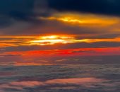 طيار يلتقط مشاهد مذهلة لبزوغ نور الفجر وسط ضباب سماء ميونيخ.. فيديو