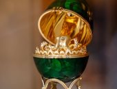 لص يبتلع قلادة مرصعة بـ60 ماسة بيضاء و15 ياقوتة زرقاء.. اعرف التفاصيل