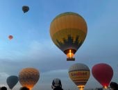 زوار العالم يحلقون فوق سماء الأقصر بالبالون الطائر
