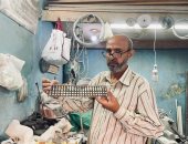 يد تصنع الجمال من خشب الأبانوس وعظام الجمل.. أحمد خراط عربى يشكل الأرابيسك والشطرنج والسبح بالدرب الأحمر: حرفة تراثية نحافظ عليها بتصميمات معاصرة.. أبيع وقتا من عمرى لا مجرد قطعة فنية.. الشغل اليدوى لا مثيل له