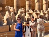 سياح العالم يستمتعون بدفء الطبيعة وعبق التاريخ بين معابد ومقابر الأقصر.. صور