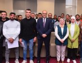 وزير العمل يسلم 25 عقد عمل جديد لوظائف بدولة الإمارات