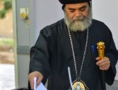 أسقف نجع حمادى يدلى بصوته فى انتخابات مجلس النواب بقنا