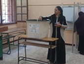 شيوخ وسيدات يتصدرون المشهد الانتخابى فى 7 محافظات.. متابعة ميدانية من المحافظين لضمان حيادية ونزاهة التصويت.. رئيس لجنة بالفيوم يوقف محاولة توجيه ناخبة داخل اللجنة.. وذوى الهمم يشاركون بقوة فى التصويت "صور" 