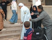 مواطن من طهطا فى سوهاج يشارك بانتخابات النواب على عكازين.. صور