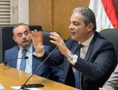 طارق سعده خلال محاضرته بجامعة حلوان: يحذر من الانسياق وراء المحتوى المضلل