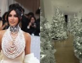 كيم كارداشيان تستقبل ديسمبر بتحويل منزلها لقرية كريسماس خيالية.. صور 