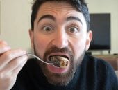 باحث يعانى ظاهرة غريبة بعد تجربة نظام غذائى قائم على السردين.. اعرف القصة