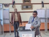 شاب من ذوي الهمم بسوهاج يدلى بصوته فى الانتخابات: المشاركة واجب وطني.. صور