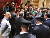 محافظ الدقهلية يتفقد موقع حريق سوق الخواجات لمتابعة تداعيات الحادث.. صور