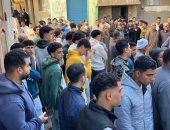 أهالي شبرا بدين يتسلمون جثمان أب وابنه ضحايا حريق المنصورة   