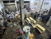 ضبط مصنع بسكويت غير مرخص داخل مخزن ملوث بالحوامدية.. صور