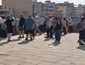 مكتبة مصر بالأقصر تستقبل وفودا سياحية للاستمتاع بعرض الكالتشوراما.. صور