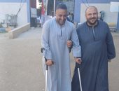 برجل مكسورة وعكاز.. شاب يدلى بصوته فى انتخابات مجلس النواب بقنا