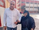 مدير مدرسة بإمبابة يساعد كبار السن للإدلاء بأصواتهم فى انتخابات النواب