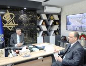 محافظ أسوان يجتمع بمدير فرع التأمين الصحى الشامل لمناقشة التحديات